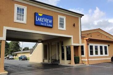 モーテル Lake View Inn & Suites