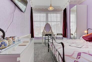 تختخواب و صبحانه The Claremont