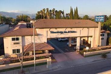 מוטל Travelodge Inn & Suites By Wyndham West Covina
