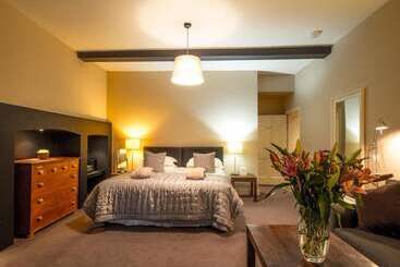 호텔 Six Brunton Place Guest House