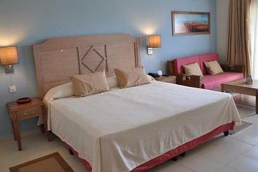 Memories Flamenco Beach Resort