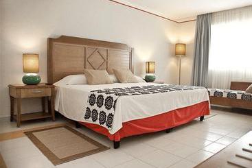 Memories Flamenco Beach Resort