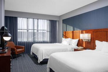 فندق Courtyard Long Island Macarthur Airport