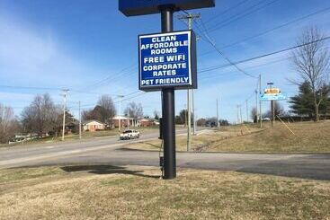 בית מלון כפרי Big Spring Inn Madisonville