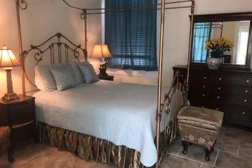 تختخواب و صبحانه The Magnolia Mansion