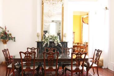 تختخواب و صبحانه The Magnolia Mansion