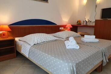 هتل Tourist Settlement Brzet