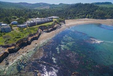 Отель Clarion Inn Surfrider Resort