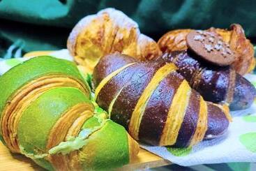 تختخواب و صبحانه Bryana