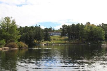 هتل Beach Cove Waterfront Inn