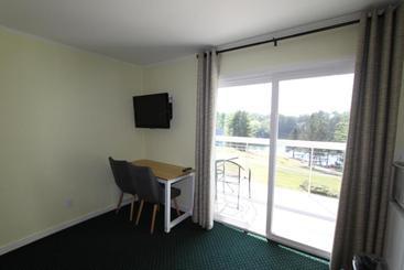 هتل Beach Cove Waterfront Inn