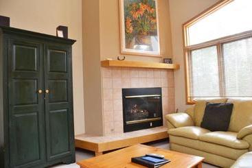 هتل Chimney Ridge Townhomes by Ski Village Resorts