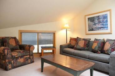 هتل Chimney Ridge Townhomes by Ski Village Resorts