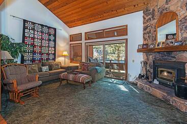 בית מלון כפרי Winterset #02   Shared Hot Tub & Pool!
