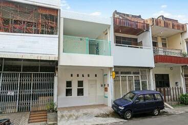 هتل Spot On 90780 Gang Tengah Homestay Syariah