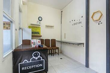 هتل Spot On 90780 Gang Tengah Homestay Syariah