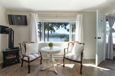 هتل Raven Point Inn