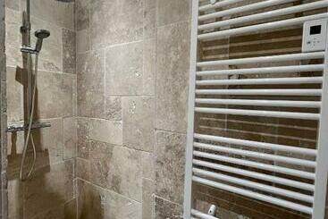 پانسیون Suite Privative Jacuzzi Sauna De La Villa Del Castagnol