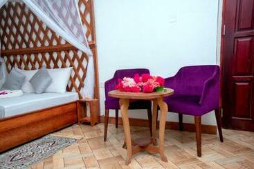 تختخواب و صبحانه Kuti Hotel Stone Town
