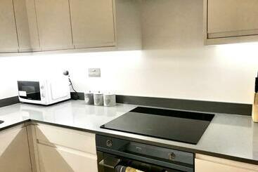 پانسیون Maplewood Luxurious One Bed Flat With Free Parking