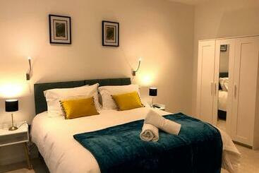 پانسیون Maplewood Luxurious One Bed Flat With Free Parking