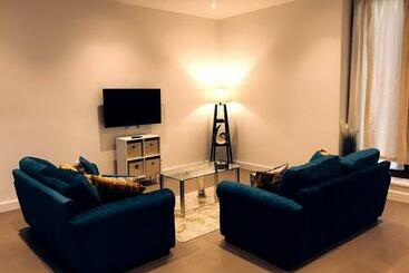 پانسیون Maplewood Luxurious One Bed Flat With Free Parking