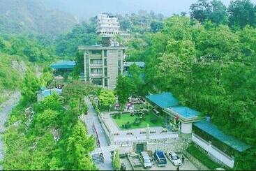 호텔 Shahanshahi Adventure Park & Wellness Resort 12 Km Away From Mussoorie