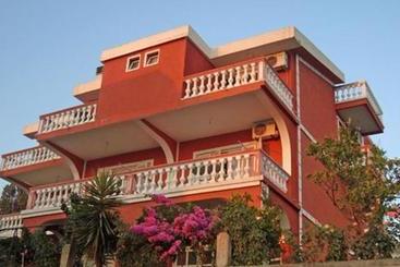 هتل Alvanita Apartments