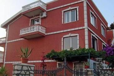 هتل Alvanita Apartments