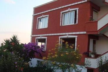 هتل Alvanita Apartments