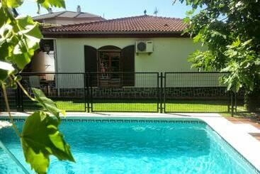 Casa Rural Con Chimenea, Jardín Y Piscina - Cenes de la Vega