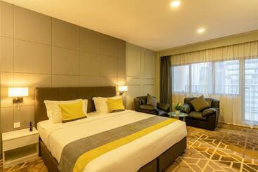 Manhattan Business Hotel, Male