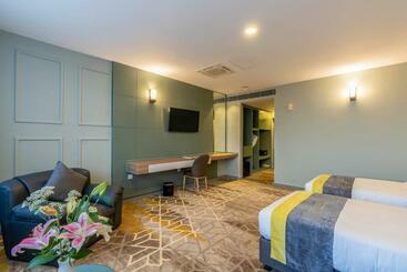 Manhattan Business Hotel, Male