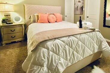 پانسیون Private Rooms At Central Texas Suites With Hot Tub