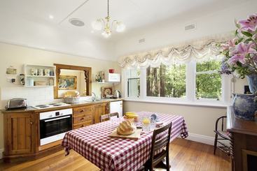 هتل Adeline Bed And Breakfast