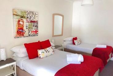 هتل Canberra Short Term & Holiday Accommodation