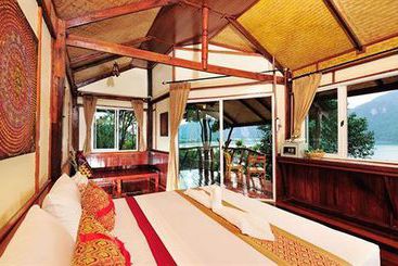 هتل Phuphaya Seaview Resort  Adults Only