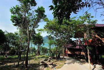 هتل Phuphaya Seaview Resort  Adults Only