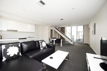 هتل Apartments By Nagee Canberra  Formerly Nagee Prest