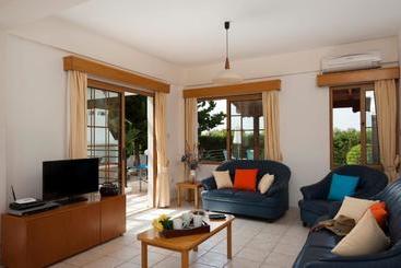 هتل Panareti Coral Bay Resort