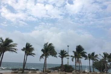 هتل The Oriental Tropical Beach At Vip Resort