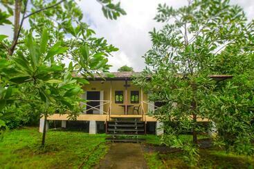 בית מלון כפרי Jenjon Wood County Phansad Alibaug