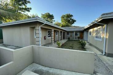 בית מלון כפרי Hinterland Lodge