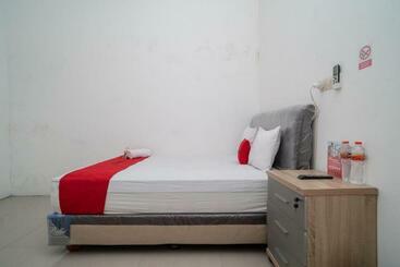 ホテル Reddoorz Near Rs Mitra Keluarga Waru