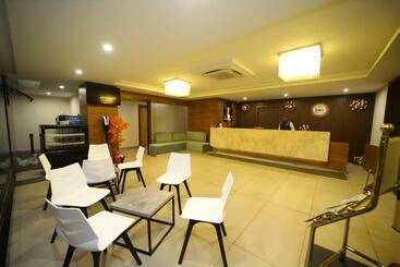 هتل The Oaks Comforts