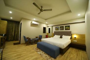 هتل The Oaks Comforts