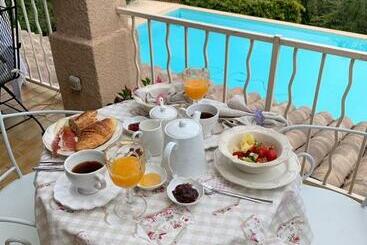 تختخواب و صبحانه Villa Magnolia