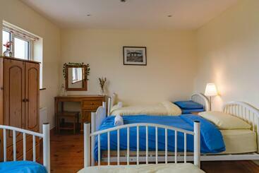 تختخواب و صبحانه Aran Walkers Lodge