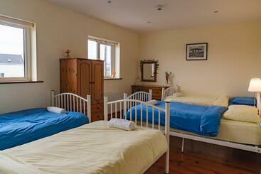 تختخواب و صبحانه Aran Walkers Lodge