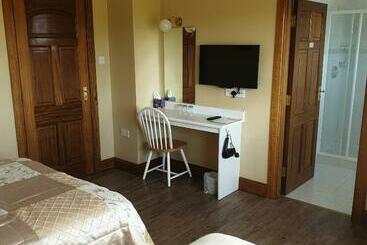 تختخواب و صبحانه Cloghan Lodge